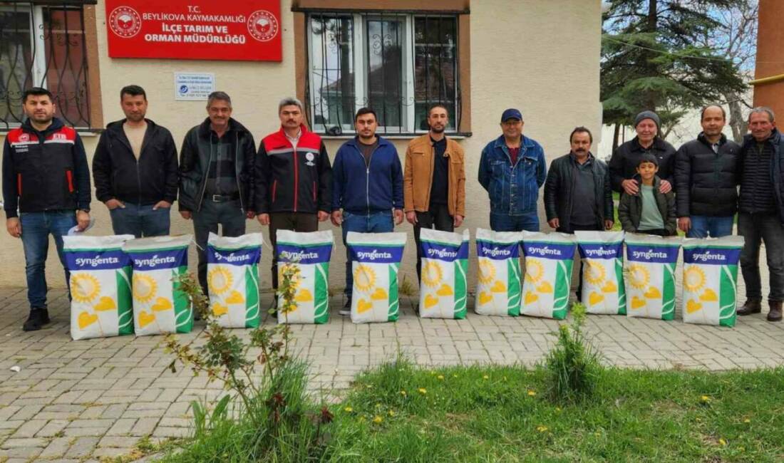 Eskişehir’in Beylikova ilçesinde çiftçilere yüzde 50 hibeli tohum dağıtımı yapıldı.