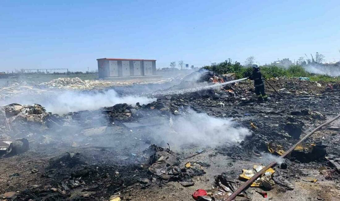 Antalya’nın Manavgat ilçesinde boş arazide çıkan çöp yangını itfaiye ekiplerinin