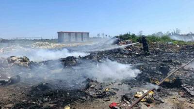 Antalya’nın Manavgat ilçesinde boş arazide çıkan çöp yangını itfaiye ekiplerinin