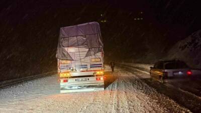 Çorum’un Alaca ilçesinde kar yağışı etkili oluyor. Kar sebebiyle bazı