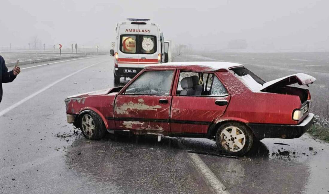 Çorum’un Alaca ilçesinde tabelaya çarpan otomobilin sürücüsü yaralandı. Kaza, Çorum-Alaca