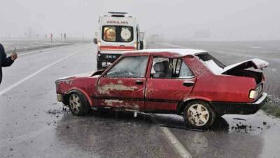 Çorum’un Alaca ilçesinde tabelaya çarpan otomobilin sürücüsü yaralandı. Kaza, Çorum-Alaca