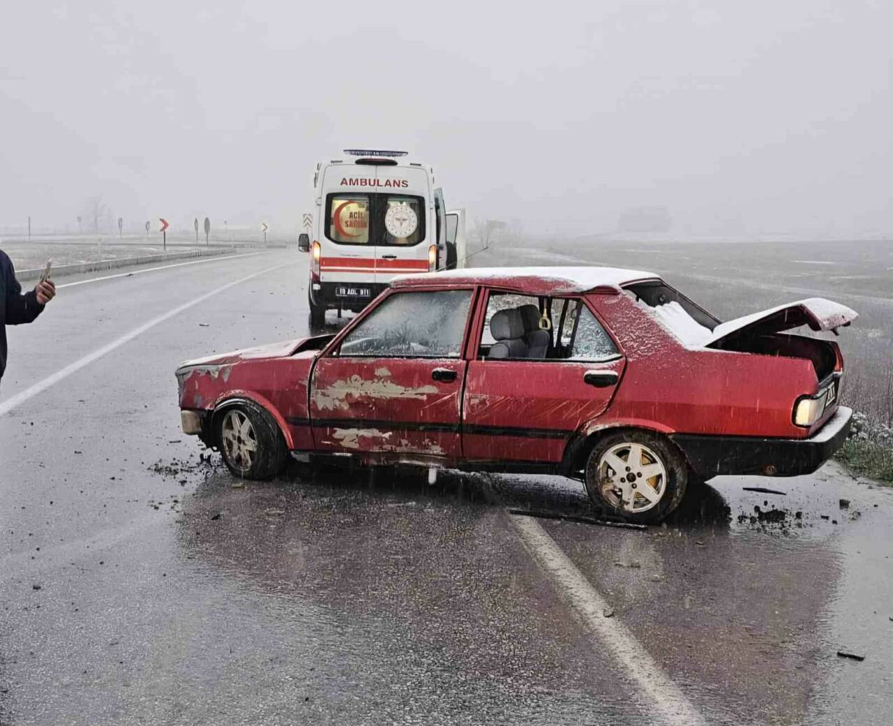 Çorum’un Alaca ilçesinde tabelaya çarpan otomobilin sürücüsü yaralandı. Kaza, Çorum-Alaca