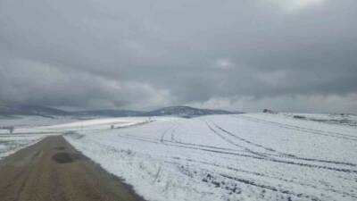 Çorum’da yüksek rakımlı yerleşim yerleri etkili olan kar yağışıyla beyaza