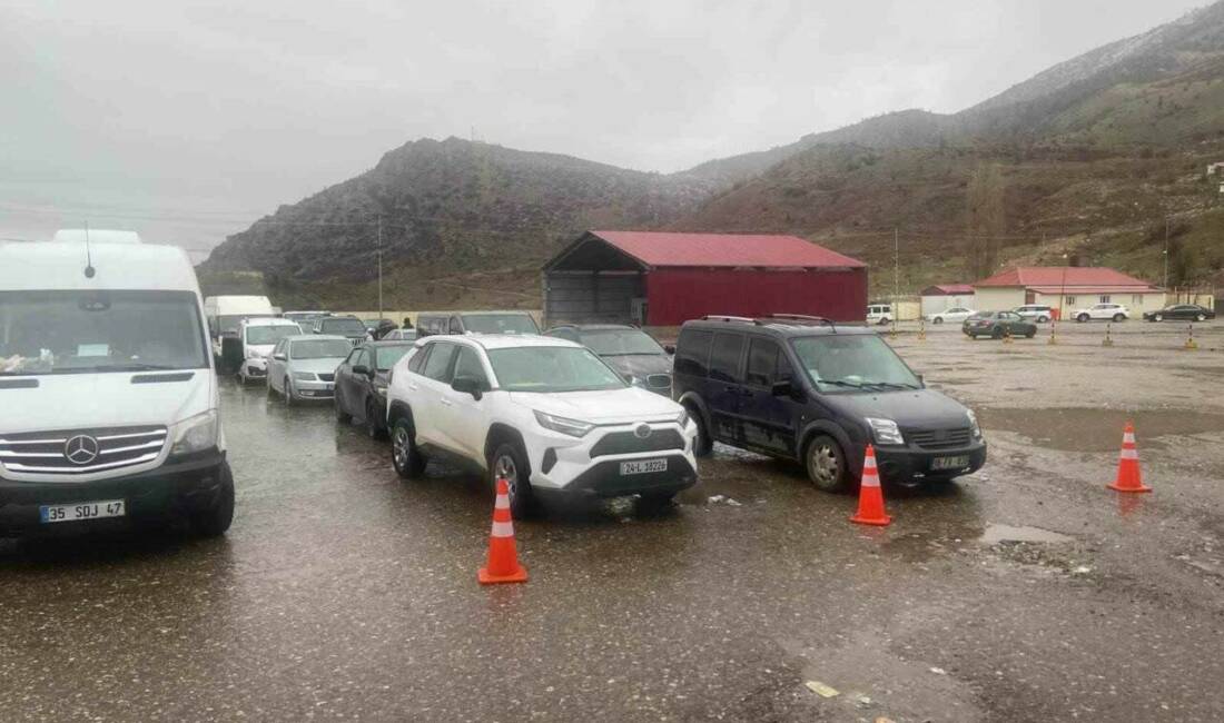 Türkiye’deki sistem arızası nedeniyle Çukurca Üzümlü Sınır Kapısı’nda onlarca araç