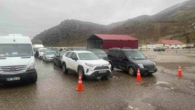 Türkiye’deki sistem arızası nedeniyle Çukurca Üzümlü Sınır Kapısı’nda onlarca araç