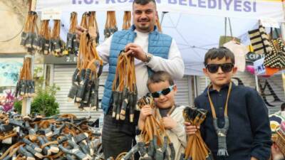 Adana’nın Kozan ilçesinde düzenlenen Portakal Çiçeği Festivali’nde bir esnafın sergilediği