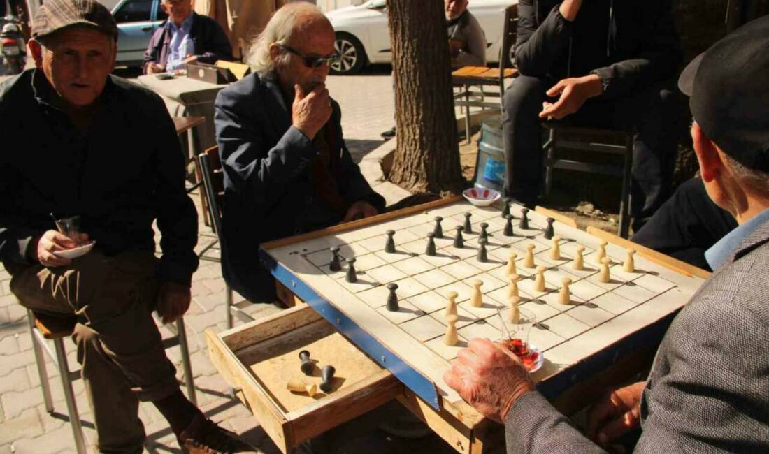 Dijital çağın hızına rağmen Muğla’nın Menteşe ilçesinde dama tutkusu sürüyor.