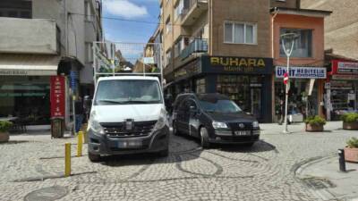 Eskişehir’de hatalı park edilen bir kamyonet sebebiyle araçlar daralan yolda