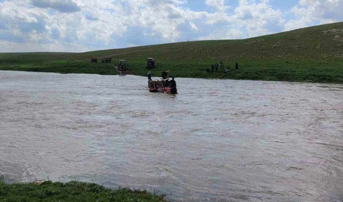 Şanlıurfa’nın Ceylanpınar ilçesinde, yükselen dere suları nedeniyle traktörleriyle mahsur kalan