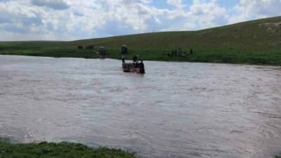 Şanlıurfa’nın Ceylanpınar ilçesinde, yükselen dere suları nedeniyle traktörleriyle mahsur kalan