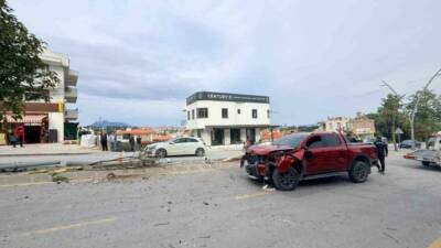 Muğla’nın Datça ilçesinde kontrolden çıkan bir otomobil, 2 ağacı ve