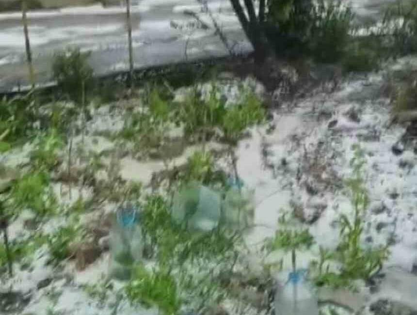 Hatay’da sabahın ilk ışıklarıyla etkili olan dolu yağışı çevreyi beyaza