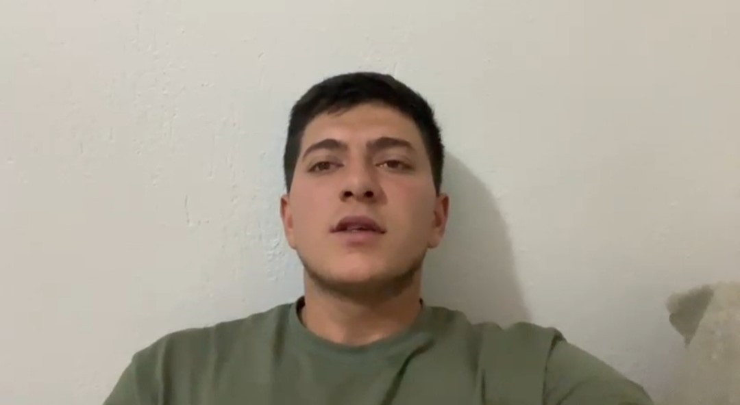 Sivas’ta sürü halinde dolaşan domuzlar, genç çiftçinin cep telefonu kamerasına