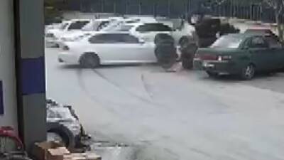 Konya’da drift atarken kontrolden çıkan otomobil kaza yaptı. Sanayi sitesindeki