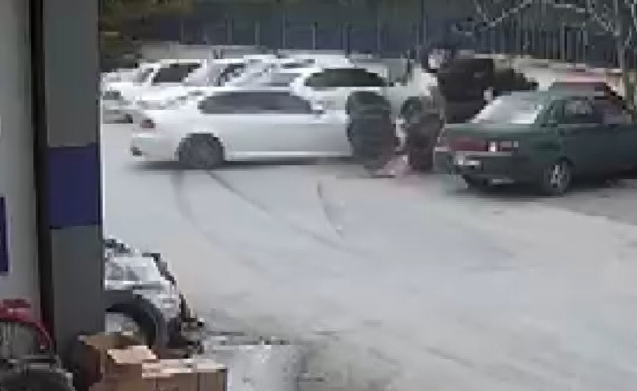 Konya’da drift atarken kontrolden çıkan otomobil kaza yaptı. Sanayi sitesindeki