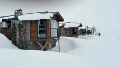 Rize’de nisan ayında yağan karla beyaza bürünen Handüzü Yaylası kendisine