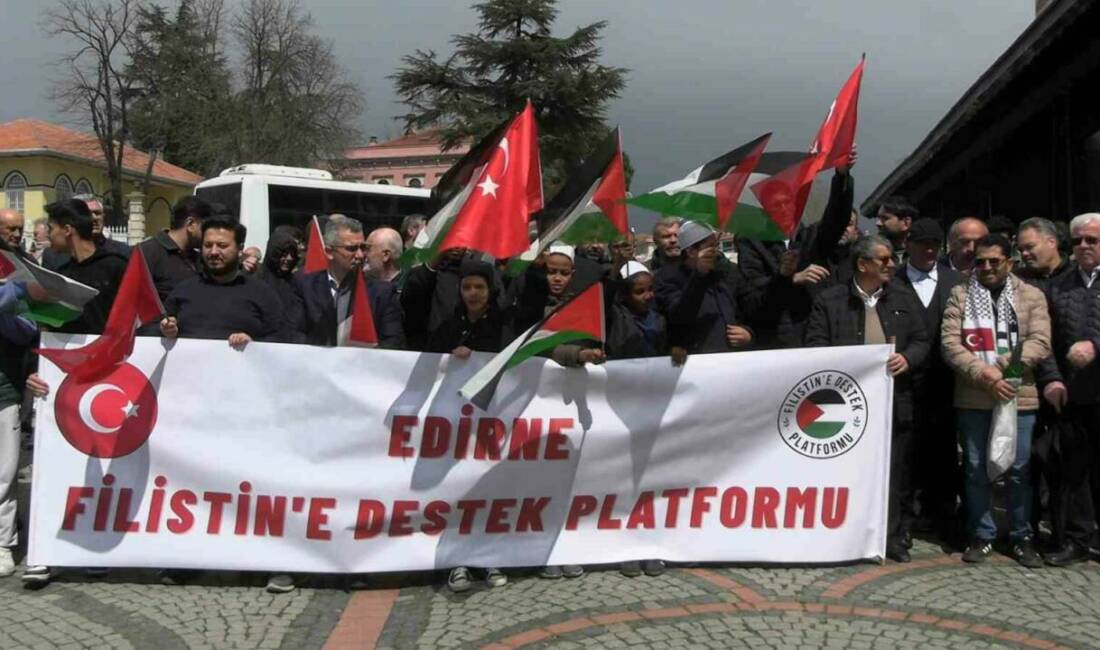 Edirne’de cuma namazı çıkışında Eski Cami önünde toplanan kalabalık, Filistin’e