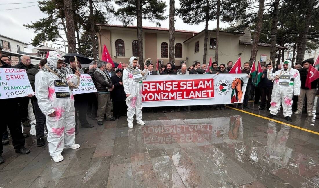 Erzincan’da Cuma namazı sonrası Cami-i Kebir önünde bir araya gelen