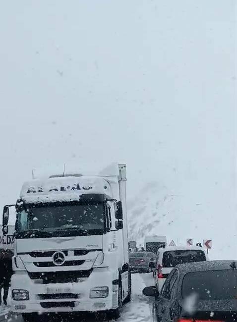 Erzurum’da etkili olan yoğun kar yağışı ulaşımı da olumsuz olarak