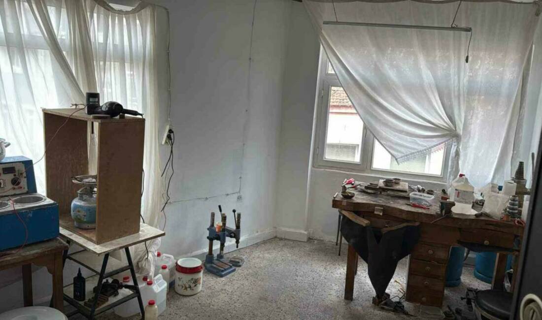 Fatih’te bir iş hanında kurduğu atölyede pirinçten ürettiği sahte altınları,