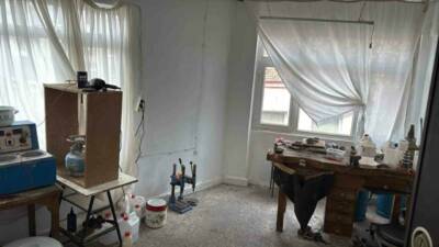 Fatih’te bir iş hanında kurduğu atölyede pirinçten ürettiği sahte altınları,