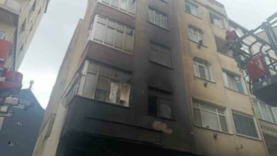 Gaziosmanpaşa’da bir hurdacıda çıkan yangın, mahalle sakinlerini korkuttu. Yangın itfaiyenin