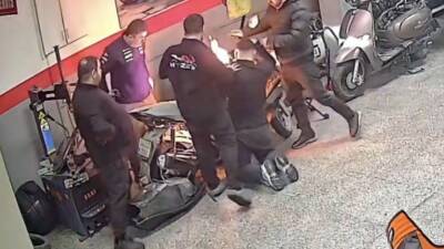 İstanbul Gaziosmanpaşa’da tamirhanede tamir edilmeye çalışan motosiklet bir anda yanmaya