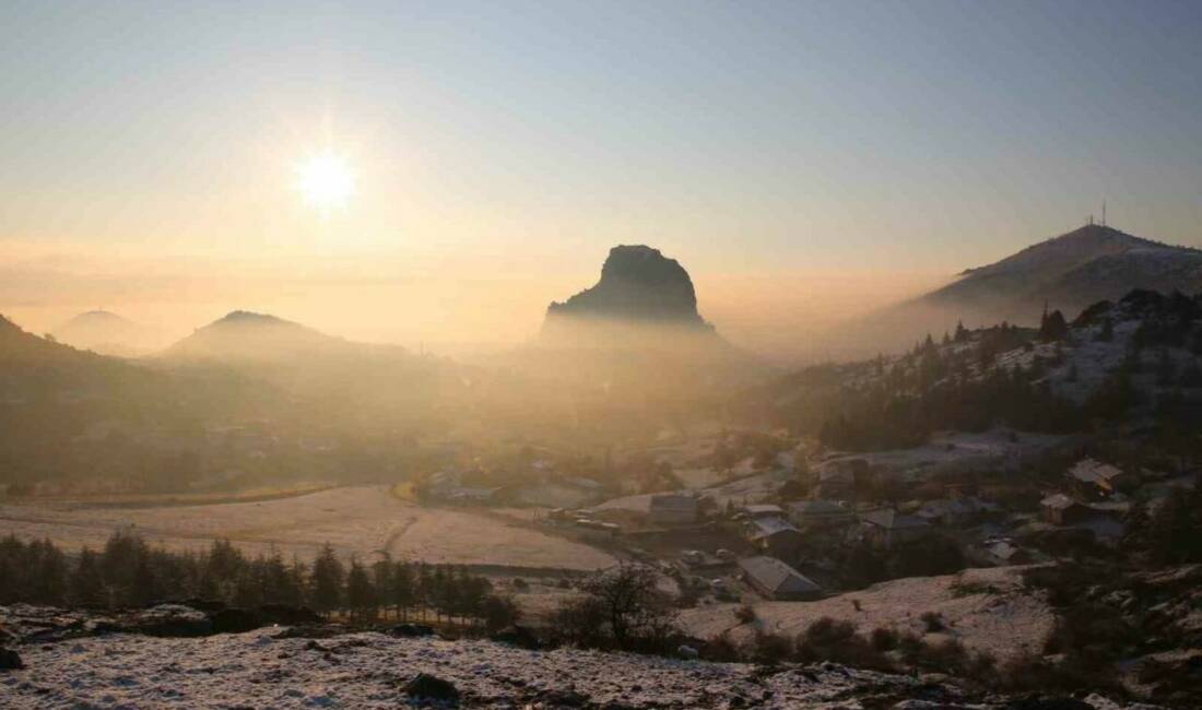Afyonkarahisar’ın simgesi tarihi Karahisar Kalesi’nin gün doğumu ile birlikte çekilen