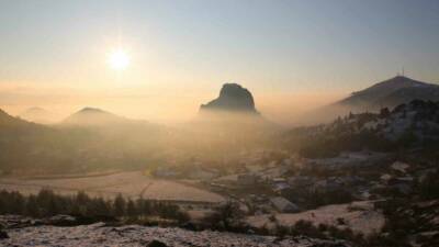 Afyonkarahisar’ın simgesi tarihi Karahisar Kalesi’nin gün doğumu ile birlikte çekilen