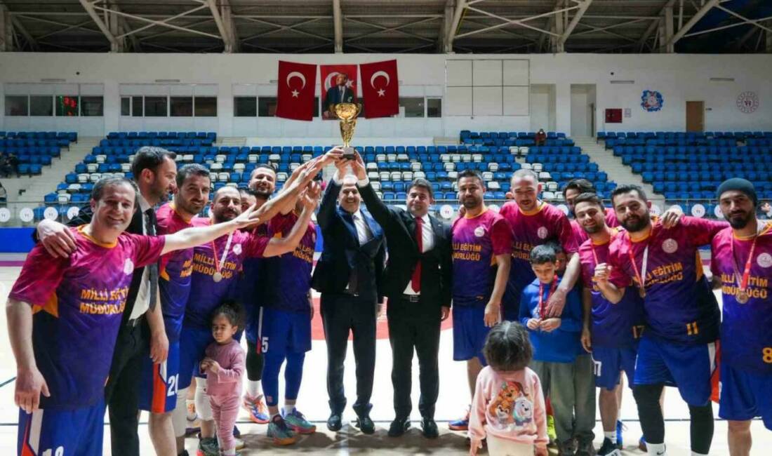 Hakkari’de kurumlar arası dayanışmayı artırmak amacıyla düzenlenen Basketbol turnuvası kupasını