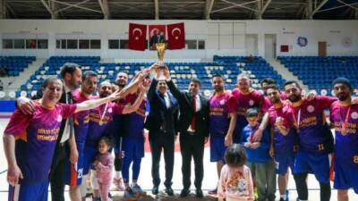 Hakkari’de kurumlar arası dayanışmayı artırmak amacıyla düzenlenen Basketbol turnuvası kupasını