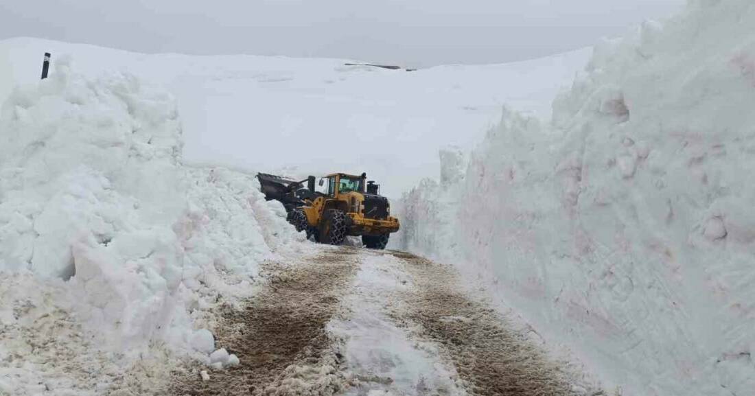 Hakkari’de etkili olan kar yağışı nedeniyle il genelinde 13 köy
