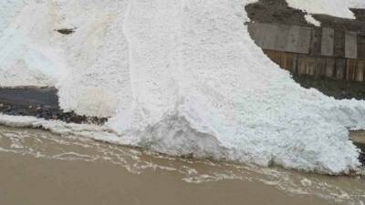 Hakkâri’de üç gündür etkili olan karla karışık yağış, 3 bin