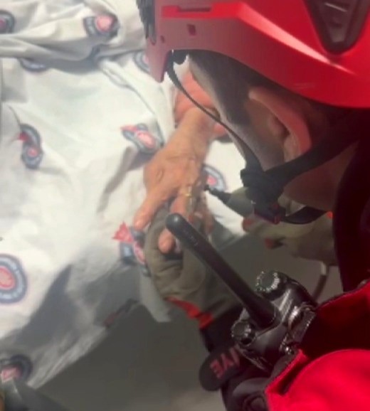 Kahramanmaraş’ta bir hastanın parmağına sıkışan yüzük, itfaiye ekiplerinin müdahalesiyle çıkarıldı.