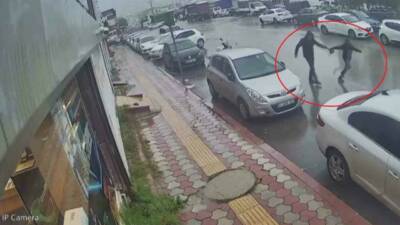 Hatay’da elinde taşıdığı para dolu çantayı sinsice kendisine yaklaşan kapkaççıya