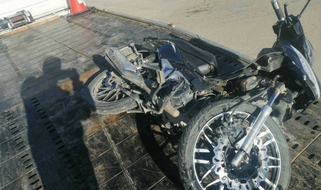 Yalvaç ilçesinde otomobil ile motosikletin çarpıştığı kazada motosiklet sürücüsü yaralandı.