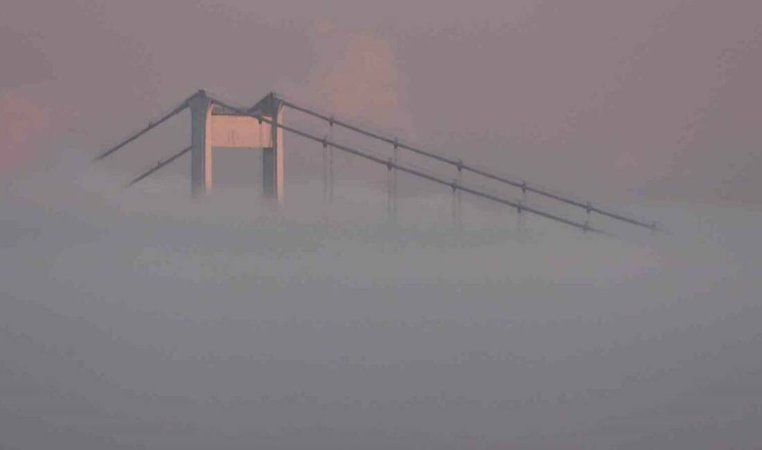 İstanbul Boğazı’nda sabah saatlerinde etkili olan sis nedeniyle görüş mesafesi