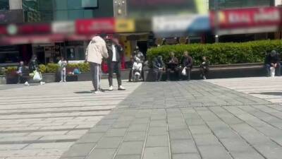 Esenyurt’ta bazı şahısların hanutçuluk yöntemiyle yoldan geçen insanlara ’güzellik merkezinde