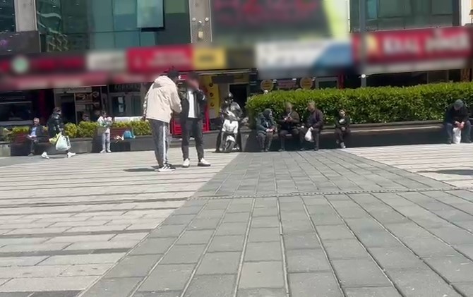 Esenyurt’ta bazı şahısların hanutçuluk yöntemiyle yoldan geçen insanlara ’güzellik merkezinde