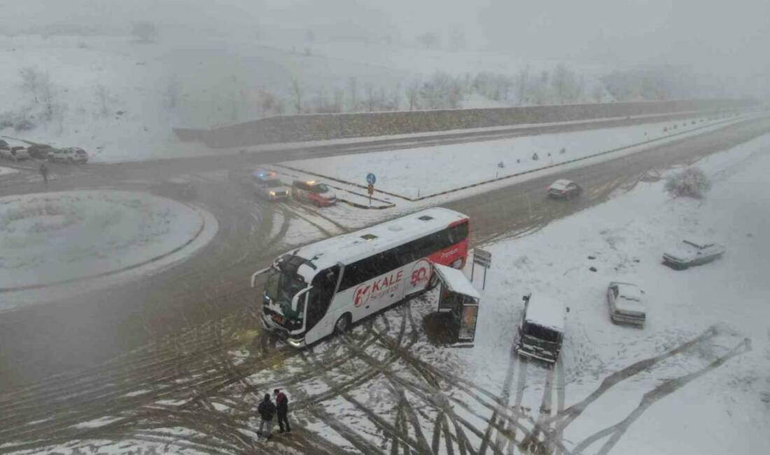 Kastamonu’nun Seydiler ilçesinde kar yağışının etkili olduğu yolda 10 aracın