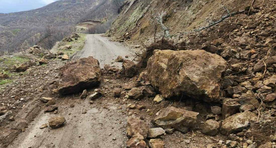 Elazığ’ın Karakoçan ilçesine bağlı Korudibi köy yolunda toprak kayması meydana