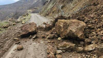 Elazığ’ın Karakoçan ilçesine bağlı Korudibi köy yolunda toprak kayması meydana