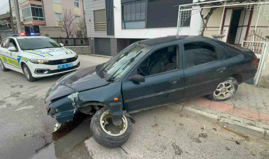 Karaman’da kontrolden çıkan otomobilin kaldırımdaki trafik levhasına çarpması sonucu meydana