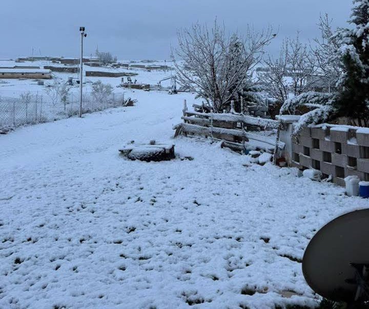 Konya’nın Karapınar ilçesinde gece saatlerinde başlayan kar yağışı, ilçe genelinde