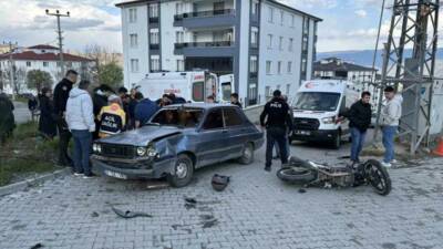 Kastamonu’nun Tosya ilçesinde motosiklet ile otomobilin çarpışması neticesinde 3 kişi