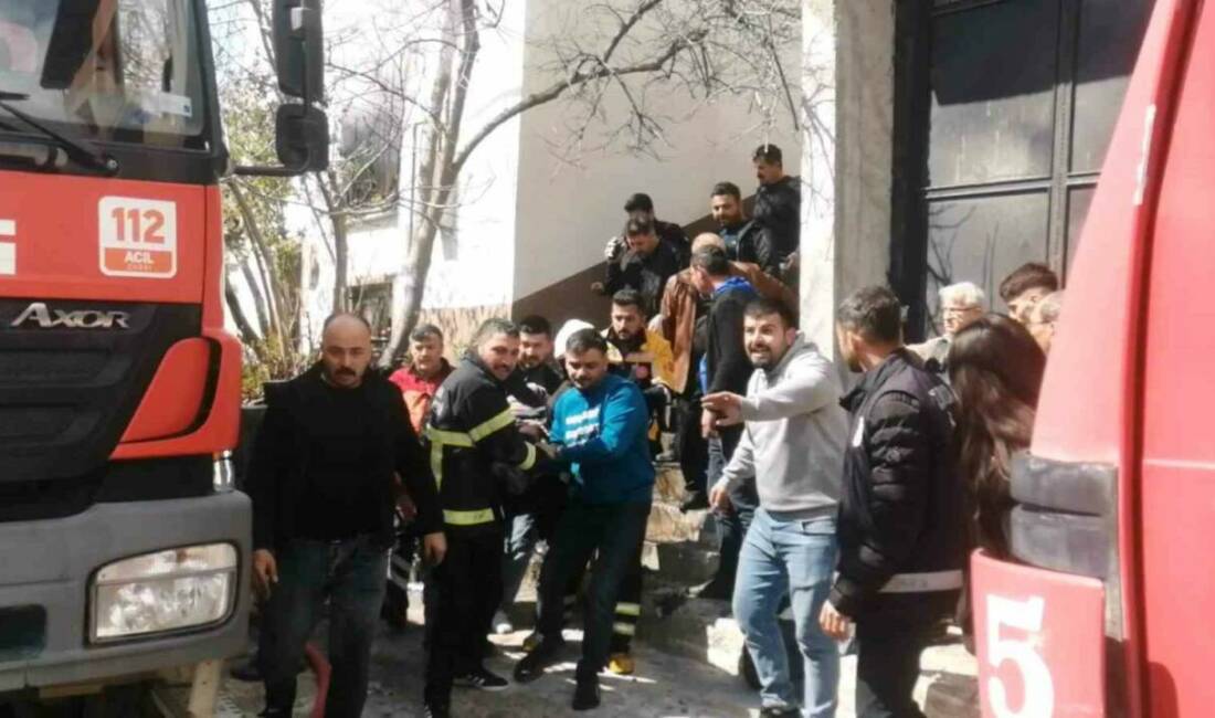 Tokat’ın Niksar ilçesinde iki katlı bir evde çıkan yangın paniğe