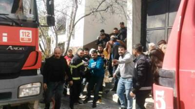 Tokat’ın Niksar ilçesinde iki katlı bir evde çıkan yangın paniğe