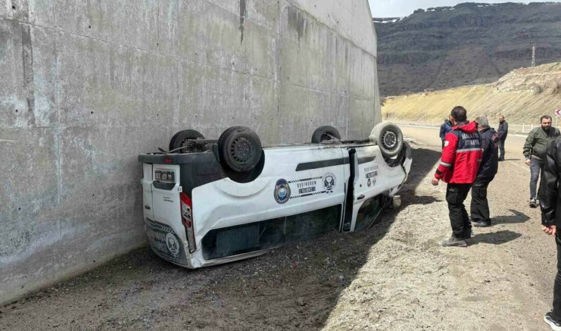 Malatya’da sürücünün kontrolünden çıkan hafif ticari araç devrilerek ters döndü.