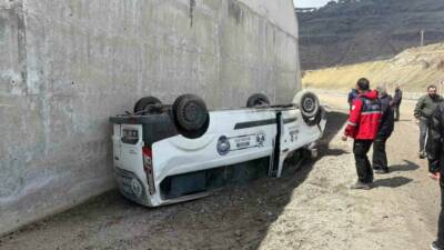 Malatya’da sürücünün kontrolünden çıkan hafif ticari araç devrilerek ters döndü.